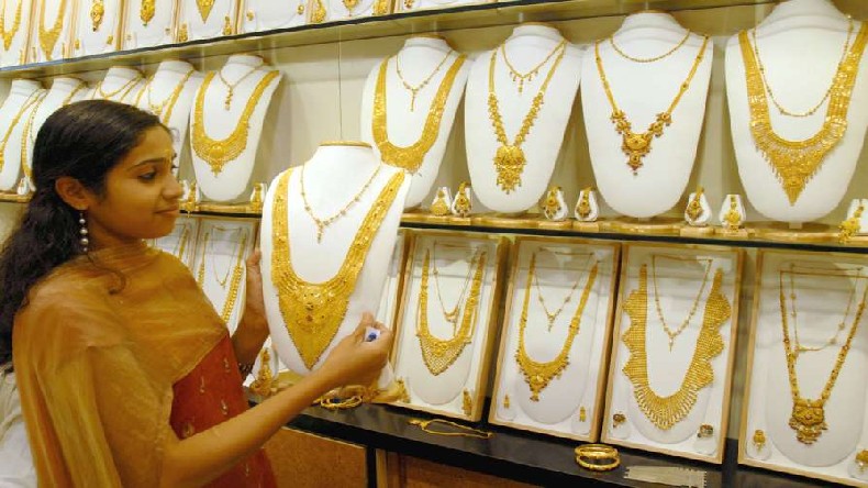 Gold Price Today: सोने के दाम में आज फिर आई गिरावट , निवेश करने वालों के लिए अच्छा मौका, जानें आज का भाव