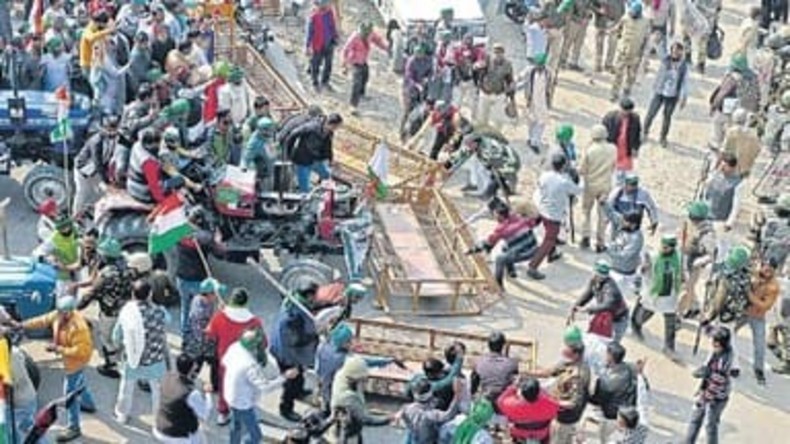 Kisan Andolan Tractor Rally: ट्रैक्टर रैली के दौरान दिल्ली हिंसा मामले में दिल्ली पुलिस ने 200 लोगों को लिया हिरासत में, योगेंद्र यादव समेत सात किसान नेताओं पर एफआईआर दर्ज