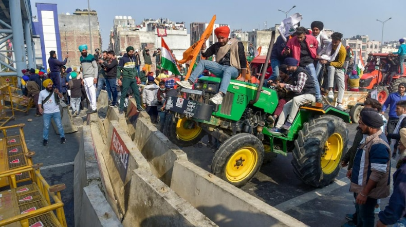 kisan Andolan Tractor Rally Update : दिल्ली के कई बॉर्डर पर किसानों और पुलिस के बीच हुई झड़प, बैरिकेड्स तोड़कर दिल्ली में घुसे किसान