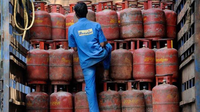 LPG Cylinder Price Hike: फिर 25 रुपए महंगा हुआ रसोई गैस सिलेंडर, जानिए क्या हो गए नए रेट्स