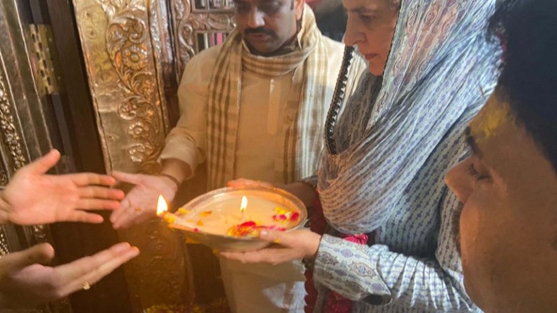 Priyanka Gandhi Reached Thakur Banke Bihari Mandir: ठाकुर बांके बिहारी मंदिर में मत्था टेकने पहुंची प्रियंका गांधी