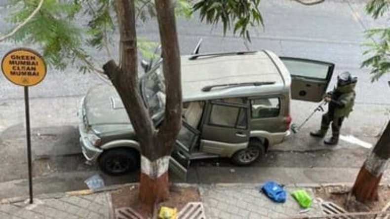 Suspected car outside Mukesh Ambani Antila house: मुकेश अंबानी के घर के बाहर संदिग्ध कार और विस्फोटक सामग्री मिलने से हड़कंप, जिलेटिन की 20 छड़े बरामद