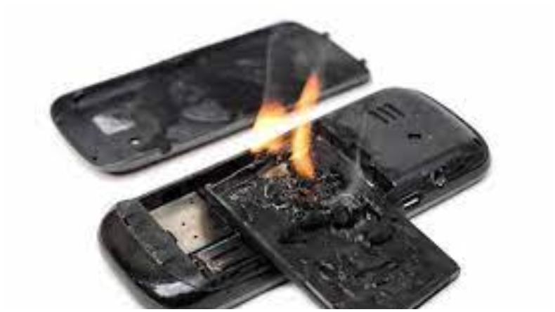 Phones Battery Blast : मोबाईल की बैटरी फटने से 12वीं कक्षा के छात्र की हुई मौत, कही आप भी तो नहीं कर रहे ये गलती