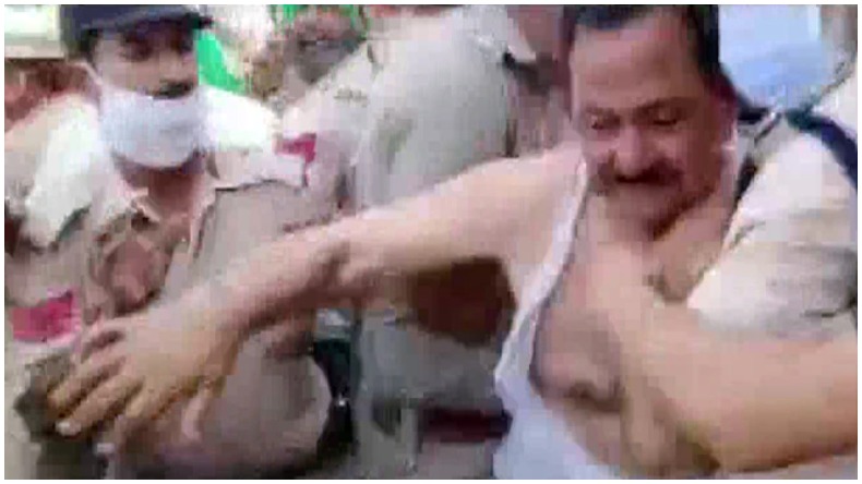 Farmers Beat BJP MLA : पंजाब में भापजा विधायक की कपड़े फाड़कर की किसानों ने की पिटाई, लोगों ने सीएम से मांगा इस्तीफा