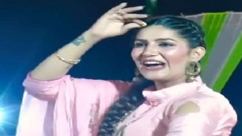 Sapna Chaudhary Dance Video: सपना चौधरी ने गाने चुनरी जयपुर से मंगवाई पर लगाए जबरदस्त ठुमके, देखे वीडियो