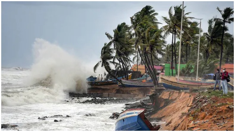 Cyclone Tauktae : मुंबई में तबाही मचाने के बाद गुजरात में दाखिल हुआ तूफान तौकते, अब तक 12 की मौत