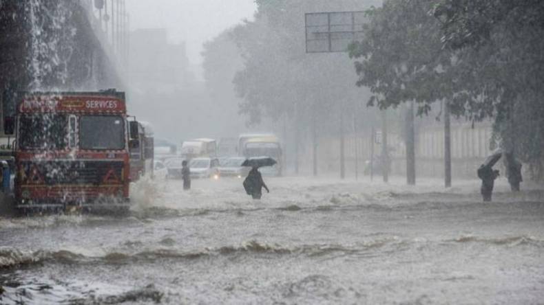 Weather Update: भारी बारिश से कोलकाता की सड़कों पर जलजमाव, मनाली में आई बाढ़, जानिए अपने राज्य का हाल