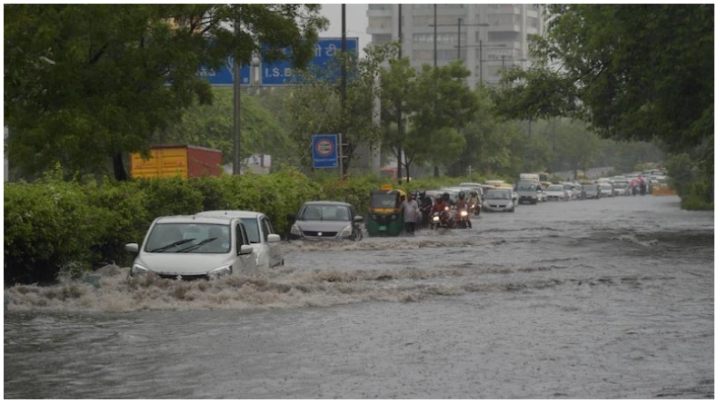 Delhi Weather Updates : दिल्ली में जमकर गरजे बादल, हुई झमाझम बारिश