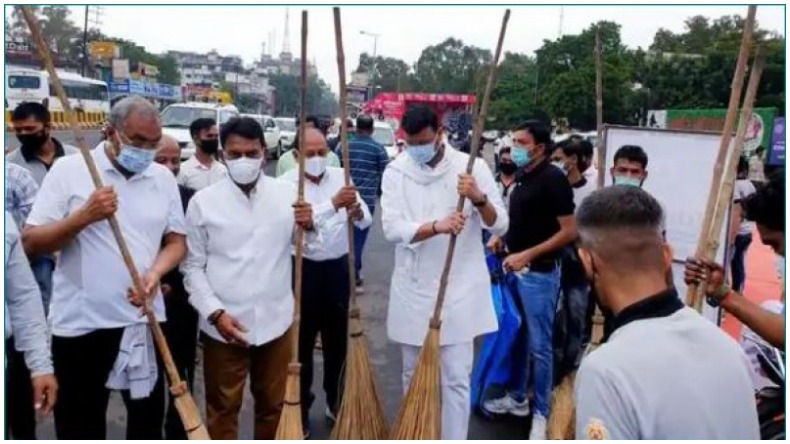 Cooperation in clean Indore : इंदौर में सफाईकर्मी छुट्टी पर थे, विधायक-डीएम झाडू लेकर सड़क की करने लगे सफाई