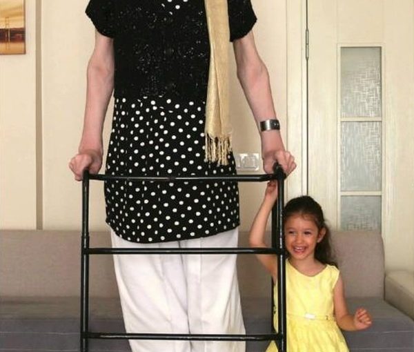 World Tallest women : इस महिला ने कायम किया दुनिया की सबसे लम्बी महिला होने का रिकॉर्ड, नाम गिनीज़ बुक ऑफ़ वर्ल्ड रिकॉर्ड में हुआ शामिल