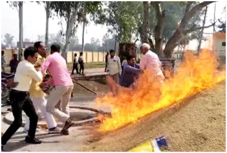 Lakhimpur kheri: किसान ने पेट्रोल छिड़ककर धान में लगाई आग, 14 दिनों से मंडी में नहीं बिक रही थी फसल