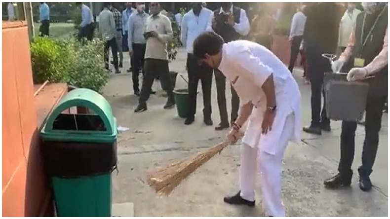 Jyotiraditya Scindia Viral video : ज्योतिरादित्य सिंदिया का झाड़ू लगाते हुए वीडियो वायरल, लोग प्रियंका गांधी को दे रहे सीखने की नसीहत