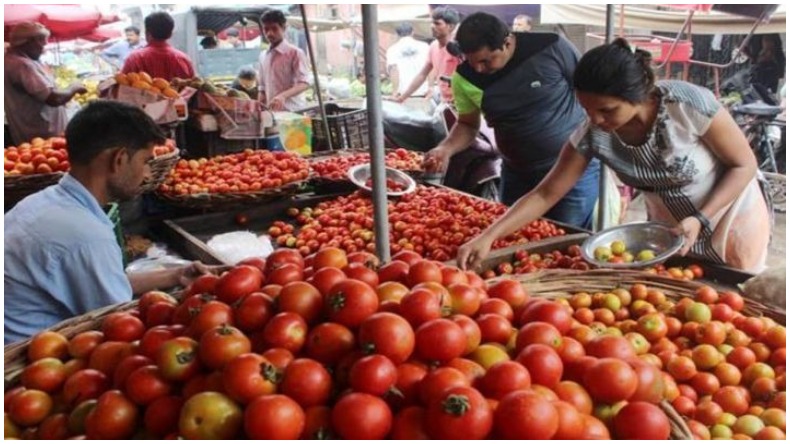 Vegetables price hike: फल-सब्जियों के दामों में भारी बढ़ोतरी, टमाटर 100 के पार