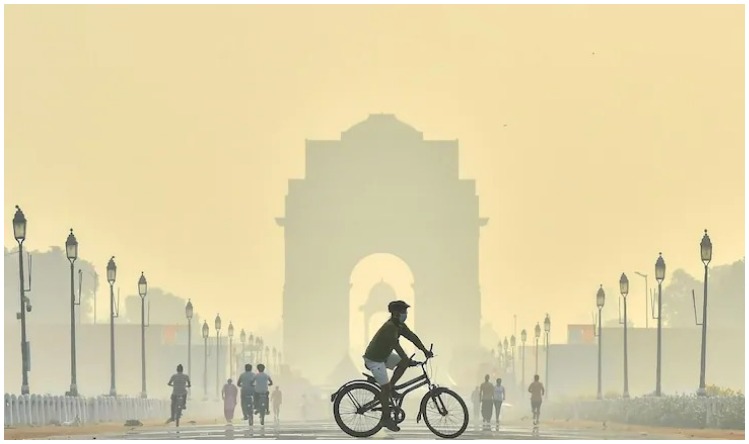 Delhi pollution: दिवाली के दिन ज़हरीली हवा ने निकाला दिल्ली वालों का दम