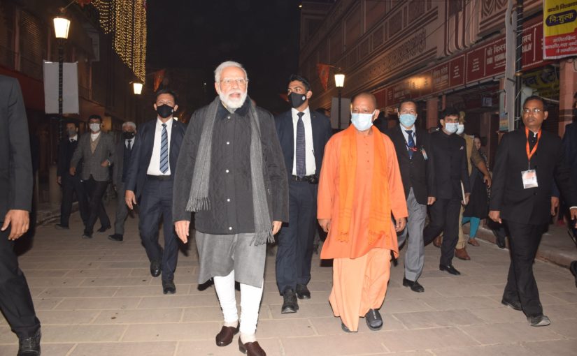 PM Modi visits Banaras railway station in Midnight: आधी रात को विकास कार्यों का जायजा लेने, रेलवे स्टेशन की हालत देखने पहुंचे पीएम मोदी