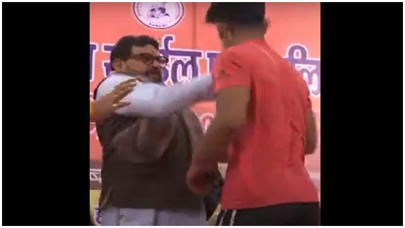 BJP MP Brij Bhushan Sharan Singh slaps wrestler: बृजभूषण शरण सिंह ने पहलवान को स्टेज पर जड़े थप्पड़