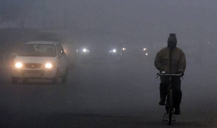 Delhi Visibility : कोहरे से हुई दिल्ली की रफ्तार कम, यमुना के सटे क्षेत्रों में विजिबिलिटी शून्य