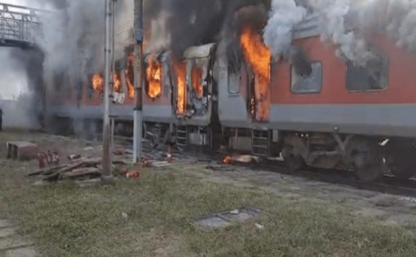 Gandhidhaam puri express accident: गांधीधाम पूरी एक्सप्रेस में लगी आग पर पाया गया काबू