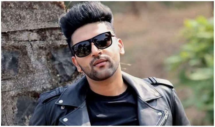 Guru Randhawa Dance : दो विदेशियों के साथ थिरकते नजर आए गुरू रंधावा, सोशल मीडिया पर मचा तहलका