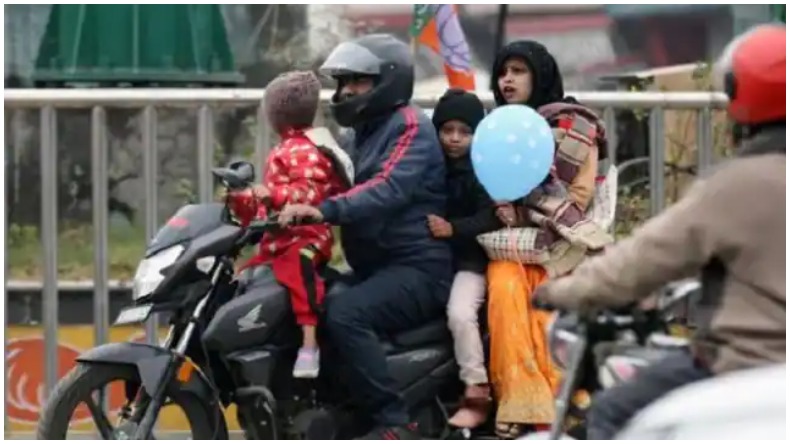 Two Wheeler: स्कूटी-बाइक पर बच्चो को बैठाने से पहले जाने लें यह नया नियम, फॉलो न करने पर कटेगा चालान