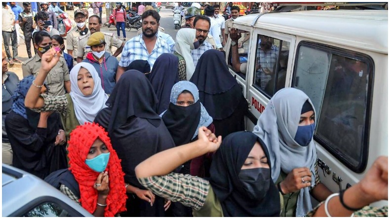 Hijab Row: हिजाब पहनकर मतदान करने आई महिला का BJP के बूथ एजेंट ने किया विरोध