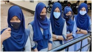 Hijab Row: हिजाब में परीक्षा देने पहुंची छात्राएं, VHP ने किया हंगामा, कहा- गुजरात में शाहीनबाग की साजिश