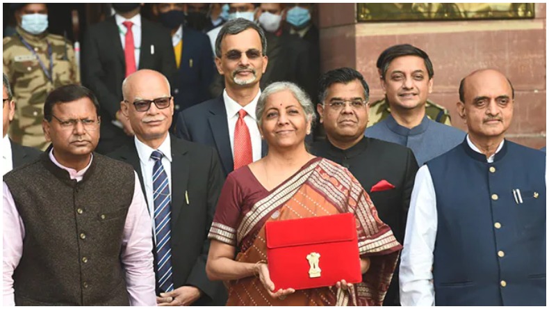 Budget 2022-2023 : इस बार भी पेपरलेस रहा बजट, निर्मला सीतारमण ने रेड कवर वाले टैबलेट से पेश किया आम बजट