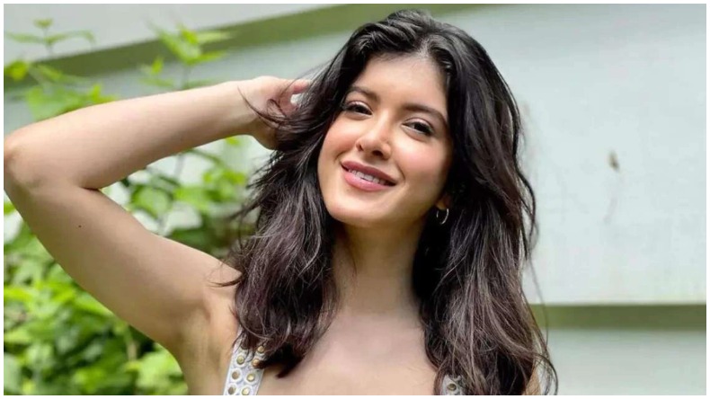 Shanaya Kapoor Bold Picture : संजय कपूर की बेटी ने 22 की उम्र में तोड़ी बोल्डनेस की हदें, बाथरूम में शेयर की फोटोज़