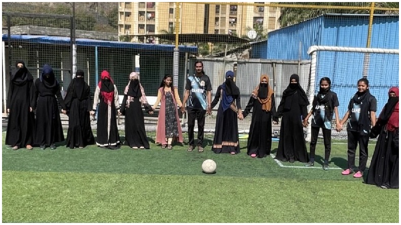 Hijab Controversy : मुंबई की मुस्लिम लड़कियों ने हिजाब पहन कर खेला फुटबॉल, समर्थन में उतरीं हिन्दू लड़कियां भी