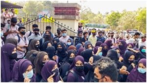 Hijab Row: हिजाब विवाद के चलते बेंगलुरु, उडुपी समेत कर्नाटक के 9 जिलों में धारा 144 लागू