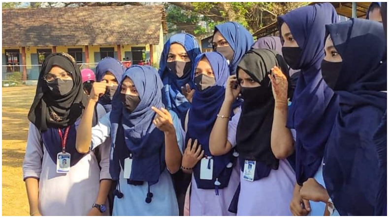 Karnataka Hijab Row: हिजाब विवाद के बीच छात्राओं को मिली हिजाब पहनकर कॉलेज जाने की अनुमति