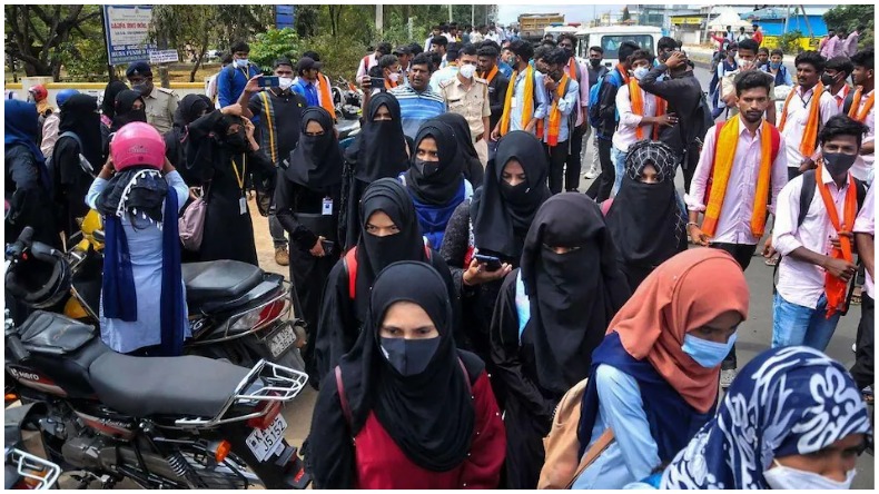 Karnataka Hijab Row: हिजाब या गमछा पहनने पर प्रतिंबंध नहीं लेकिन ……. जाने क्या कहता है सविंधान?