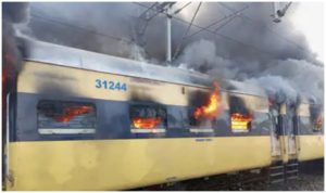 Meerut Train Fire: दिल्ली जा रही पैसेंजर ट्रेन में अचानक लगी आग, तेज लपटों से दो डिब्बे जलकर हुए राख