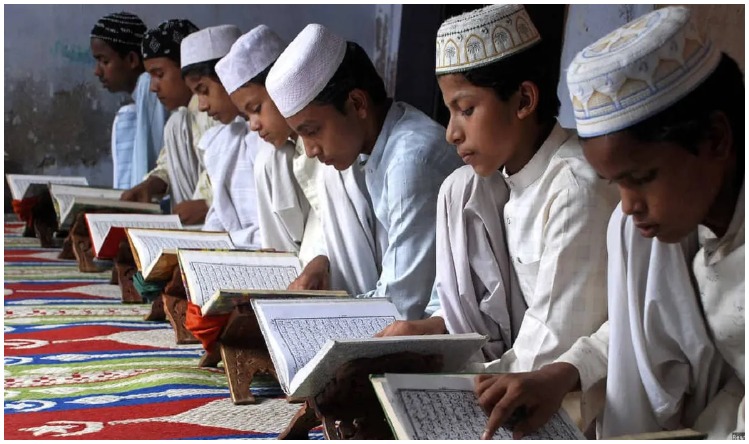 National Anthem: यूपी के सभी मदरसों में कक्षा शुरू होने से पहले राष्ट्रगान अनिवार्य, सभी छात्र और शिक्षक लेंगे भाग