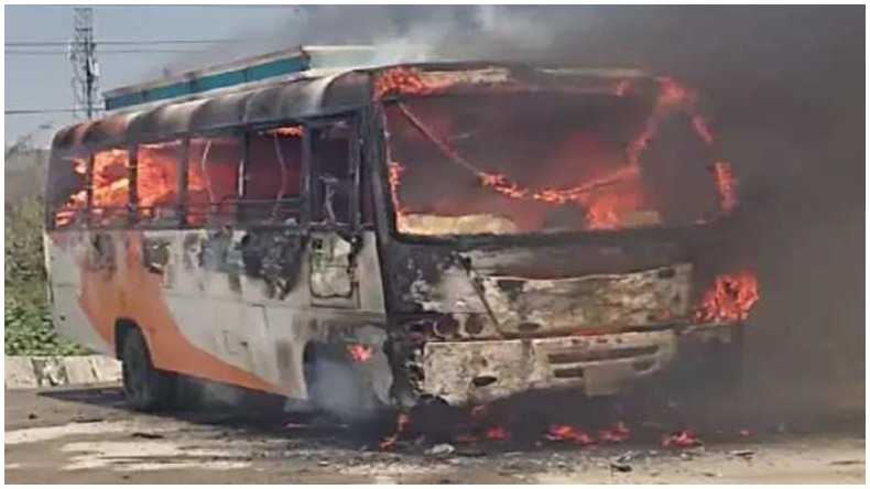 Vaishali Burning Bus: बिजली के तार लगने से लगी आग, बस जलकर स्वाहा