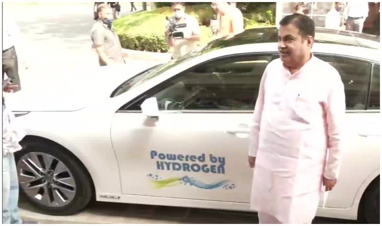 Nitin Gadkari:  भारत की पहली हाइड्रोजन कार पर सवार होकर संसद पहुंचे नितिन गडकरी, जाने क्या है कार कि खासियत