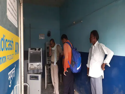 शातिर बदमाशों ने ATM काट कर उड़ाए 11 लाख, वारदात से पहले CCTV पर पोत दी कालिख