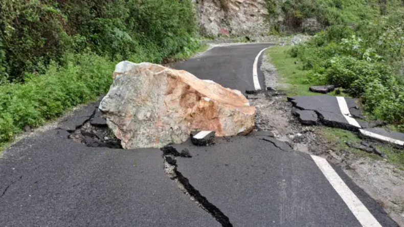 भारी बारिश के बाद यातायात ठप, सड़कों पर रात गुज़ार रहे लोग