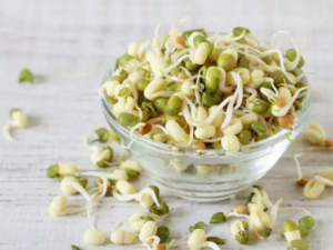 Making Sprouts: वजन कम करने के लिए इस तरह से करें मूंग इस्तेमाल, जानें खाने का तरीका