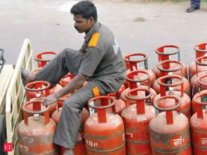 LPG Cylinder: आम आदमी को बड़ी राहत, पेट्रोल-डीजल के बाद 135 रुपए सस्ता हुआ एलपीजी सिलेंडर