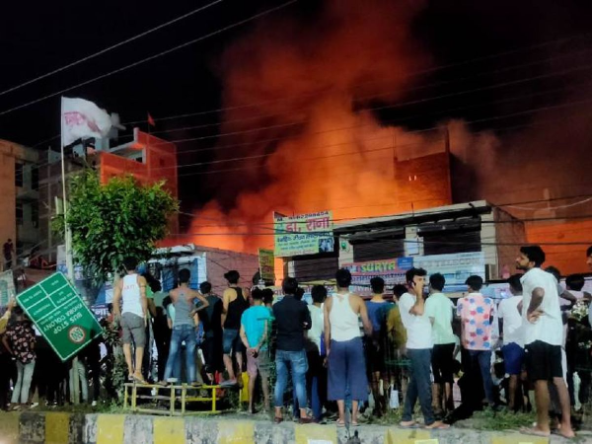 उत्तर प्रदेश:  गाजियाबाद में शहीद नगर मेट्रो स्टेशन के पास एक गोदाम में लगी भीषण आग