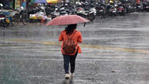 UP Weather News: लखनऊ में 1 घंटे तक लगातार हुई बारिश, गिरा तापमान