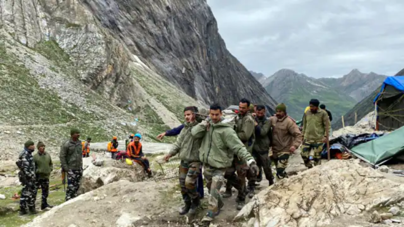 अमरनाथ यात्रा: तीर्थयात्री को बचाने की कोशिश में 300 फीट नीचे गिरा 22 वर्षीय टट्टू चालक, मौत