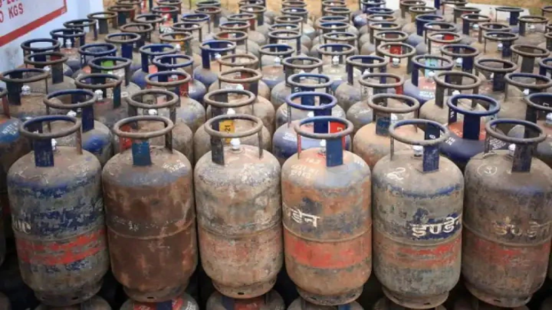 LPG Price: कर्मिशयल एलपीजी सिलेंडर 198 रूपये सस्ता, जानिए आपके शहर में कितने घटे दाम