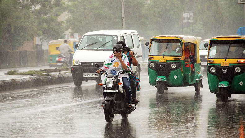 गुजरात बारिश: कई हिस्सों में भारी बारिश के बाद बाढ़ जैसी स्थिति, NDRF तैनात