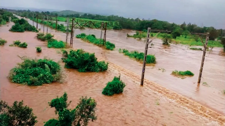 Maharashtra Rain: भारी बारिश से प्रभावित हुई महाराष्ट्र में 3.80 लाख हेक्टेयर फसल, अब तक 46 लोगों की गई जान