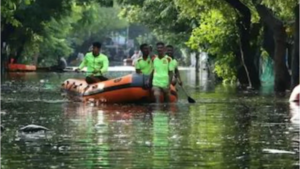 आंध्र प्रदेश से लेकर तेंलगाना तक भारी बारिश से बाढ़ की स्थिति, मदद करने में लगी भारतीय नौसेना और वायुसेना