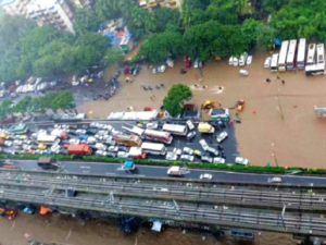 Mumbai Rain: भारी बारिश से पानी में डूबी मुंबई, बस-ट्रेन सेवाएं प्रभावित, NDRF की टीमें तैनात