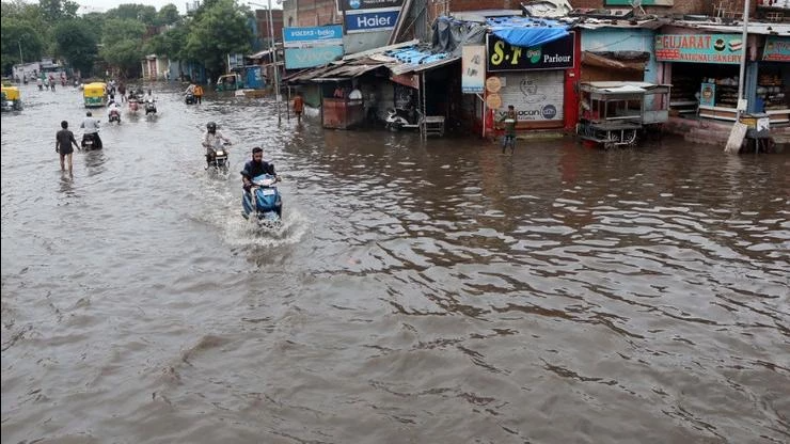 Flood Situation: गुजरात, महाराष्ट्र, कर्नाटक और मध्य प्रदेश में बाढ़ से तबाही, अब तक 270 से अधिक लोगों की मौत