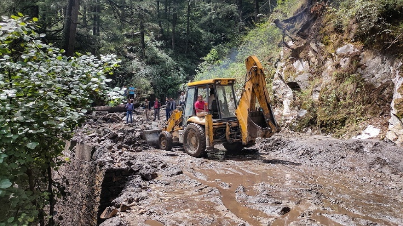 हिमाचल प्रदेश: किन्नौर में बादल फटने से भारी तबाही, मलबे में दबी गाड़ियां, सुरक्षित जगहों पर भागे लोग